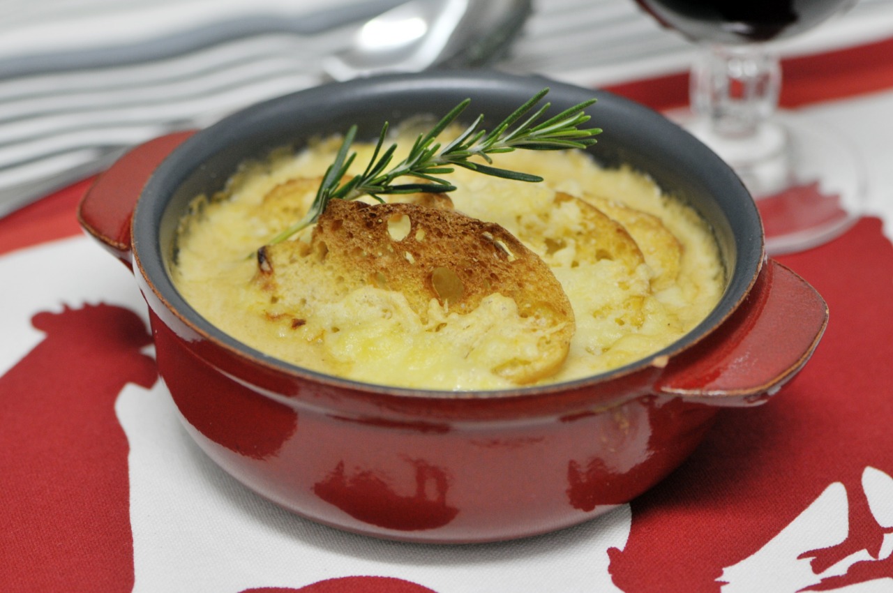 SOPA GRATINADA DE CEBOLAS