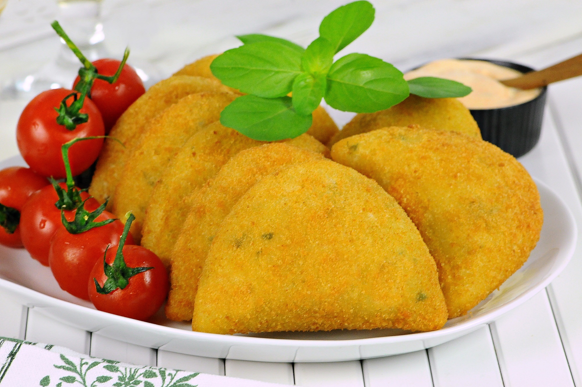 RISOLES DE QUEIJOS AO PESTO