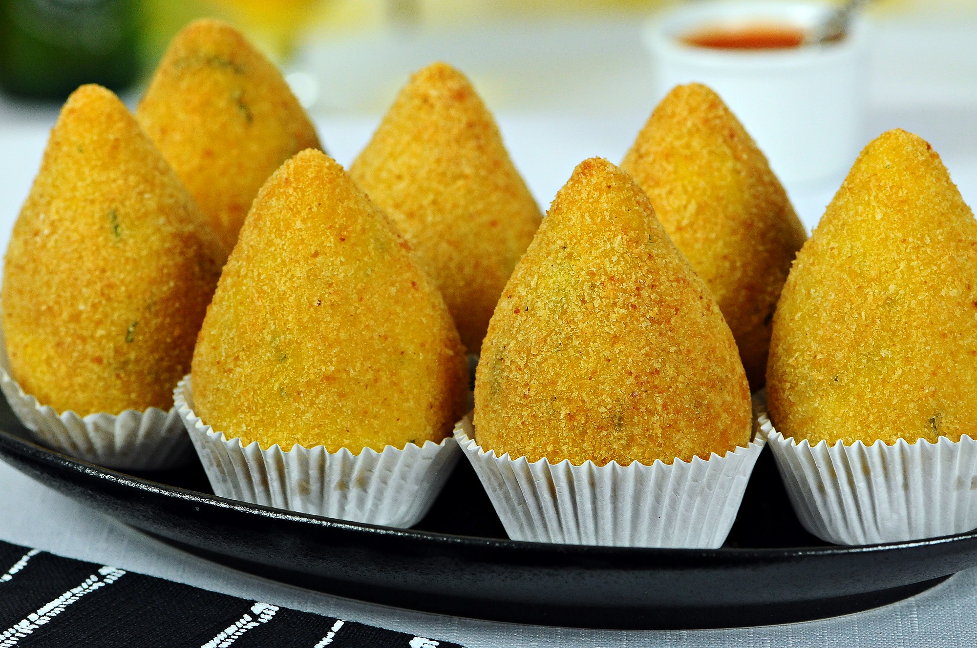 COXINHAS DOURADAS DE CARNE SECA